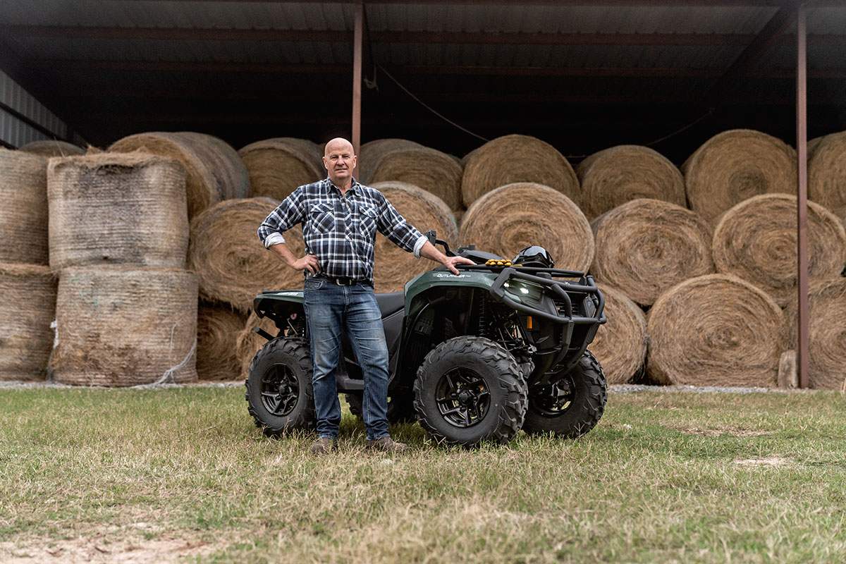 ORV ATV MY23 5 UTE OUT PRO XU HD5 TundraGreen Lifestyle AK 00607 RGB